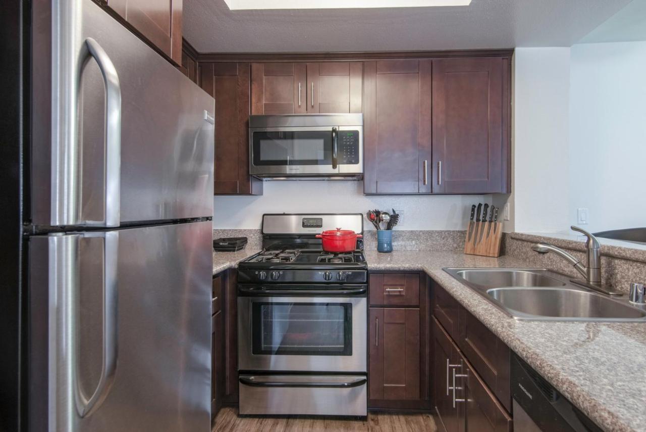Hollywood 1br W Gym Pool Nr Metro Lax-52 *